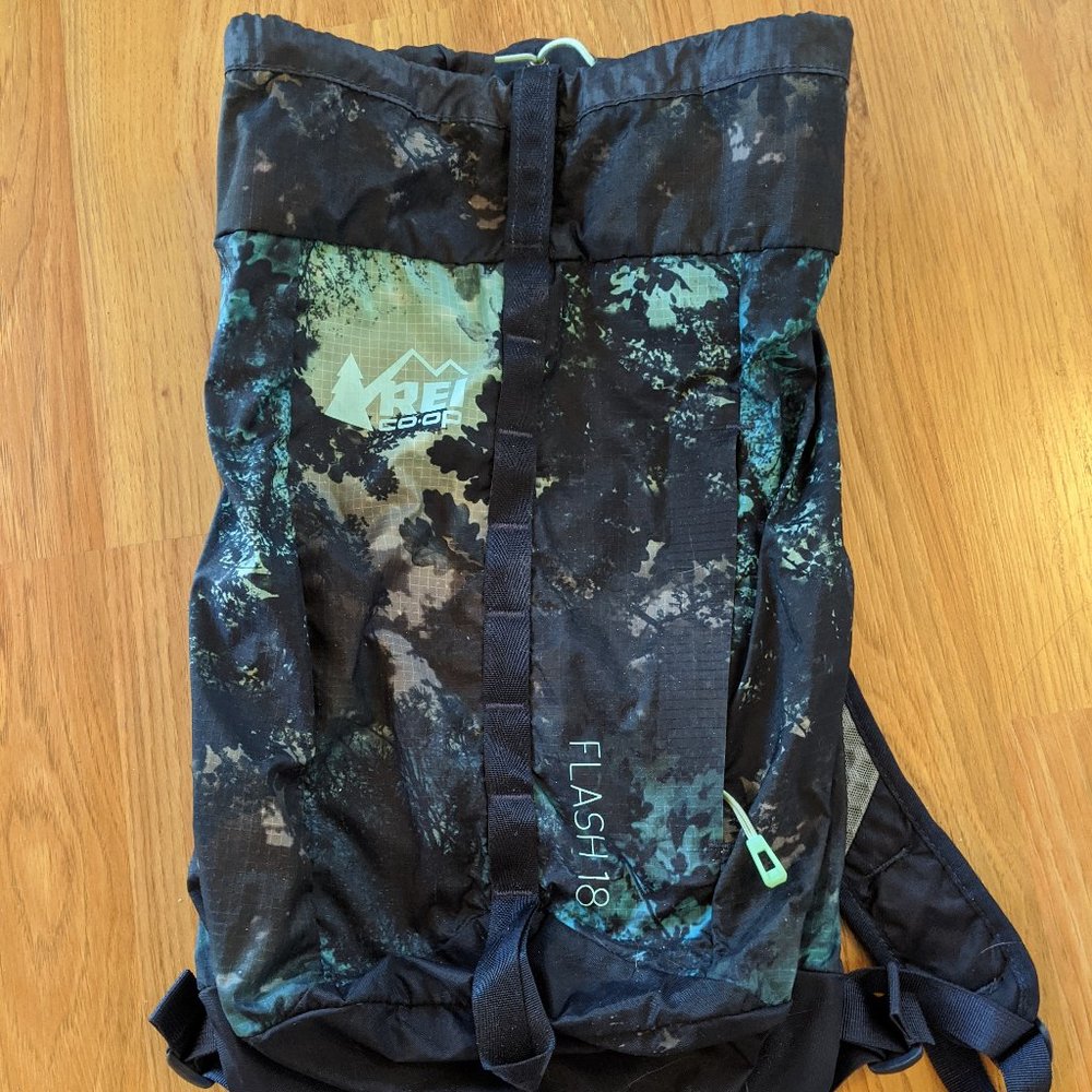 REI FLASH 18 BACKPACK